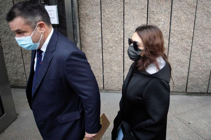 A nova acusada do crime de Samuel Luiz á súa chegada aos xulgados da Coruña co seu avogado 