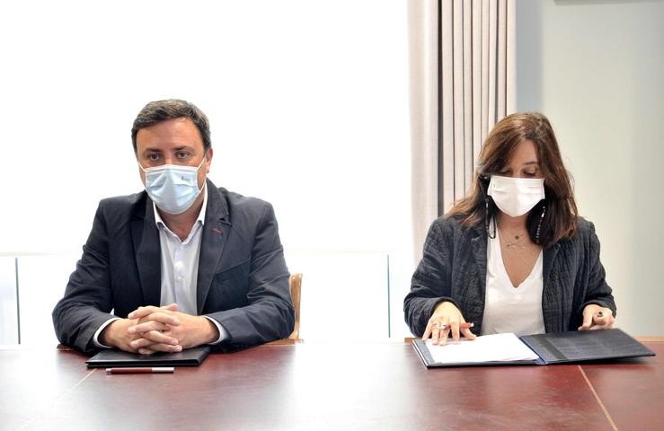 O presidente da Deputación da Coruña, Valentín González Formoso, e a alcaldesa coruñesa, Inés Rei, asinan un convenio para financiar a casa de acollida e os pisos para vítimas de violencia de xénero. TORRECILLA / Europa Press
