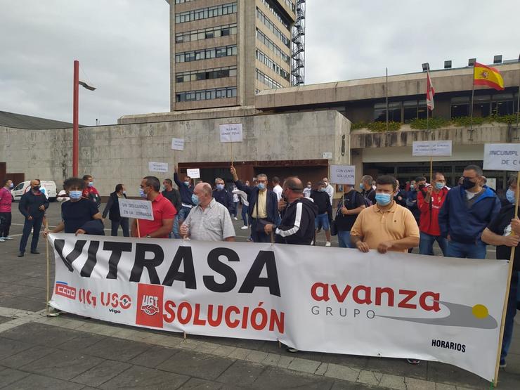 Persoal de Vitrasa, concesionaria do bus urbano de Vigo, concentrados ante o Concello olívico, con motivo da folga de agosto de 2021.. CIG