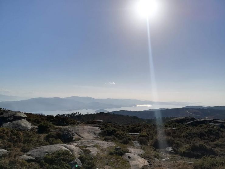 Foto tomada co móbil das vistas á ría dende o Monte Castrove.