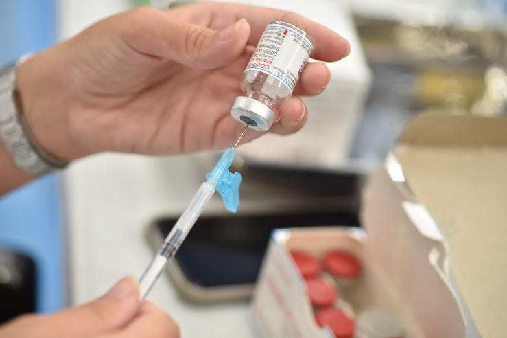 Preparación dose de vacina Moderna contra a Covid-19. JAVI CARRIÓN