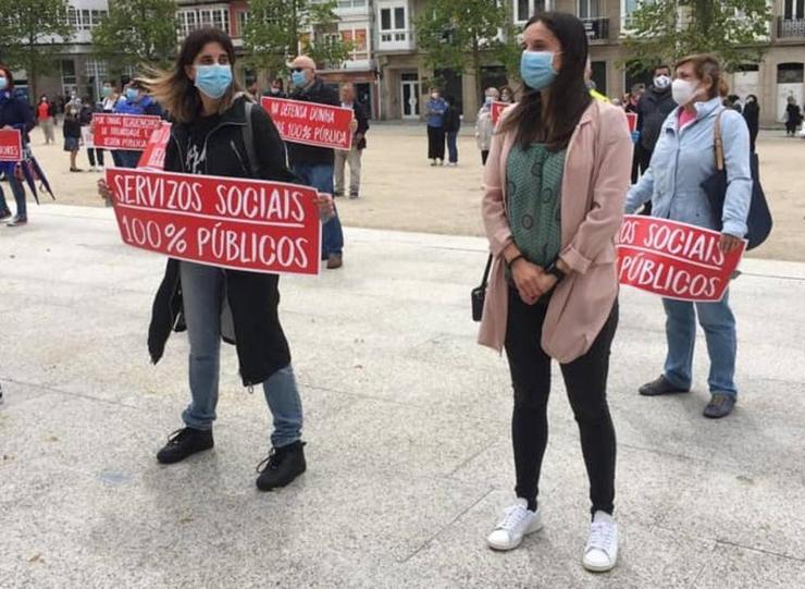 Xiana López, á esquerda, con Sainza Ruiz durante unha concentración 