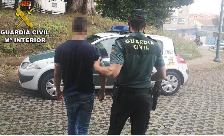 Un axente detén ao mozo interceptado. GARDA CIVIL