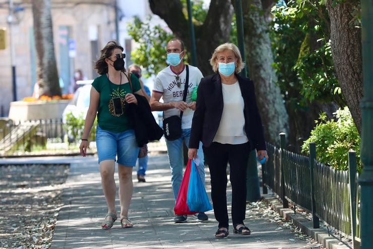 Arquivo - Un grupo de persoas pasea polo recinto onde se adoita celebrar a Festa do Albariño, a 28 de xullo de 2021, en Cambados, Pontevedra. Beatriz Ciscar - Europa Press - Arquivo 