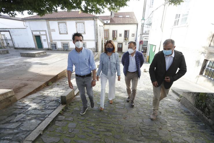 A conselleira de Medio Ambiente, Territorio e Vivenda, Anxos Vázquez, visita o barrio de San Pedro, en Santiago.. XUNTA / Europa Press
