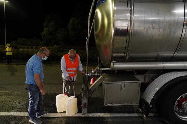 Veciños recollen auga de camións cisterna / Álvaro Ballesteros - Europa Press