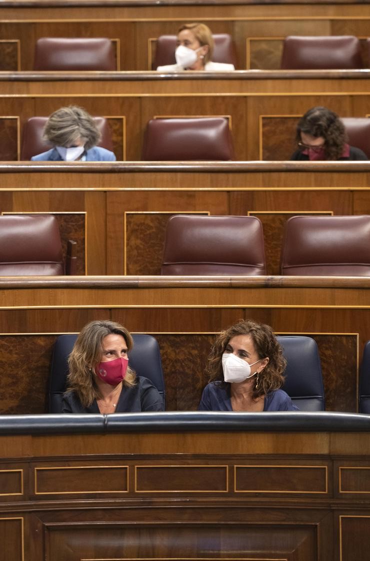 A vicepresidenta terceira e ministra para a Transición Ecolóxica e o Reto Demográfico, Teresa Ribeira (i) e a ministra de Facenda e Función Pública, María Jesús Montero (d), durante unha sesión plenaria no Congreso dos Deputados, a 13 de septiembr. Alberto Ortega - Europa Press