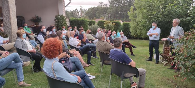 Alfonso Rueda, candidato á reelección do PP de Pontevedra, na reunión no Salnés. PP DE PONTEVEDRA 