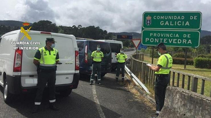 Axentes da Garda Civil de Tráfico realizan un control. GARDA CIVIL