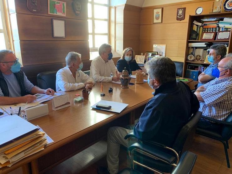 O director xeral de Defensa do Monte, Manuel Rodríguez, nun encontro cos alcaldes de Ribas de Sil, Miguel Anxo Sotuela; de Quiroga, Xullo Álvarez; e da Pobra do Brollón, José Luís Maceda, sobre os incendios. XUNTA 