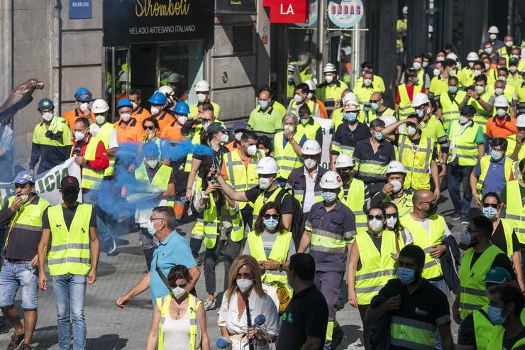 Arquivo - Imaxe de arquivo de varios traballadores de Ence percorrendo as rúas para protestar contra o peche da pasteira de Lourizán. Beatriz Ciscar - Europa Press - Arquivo 