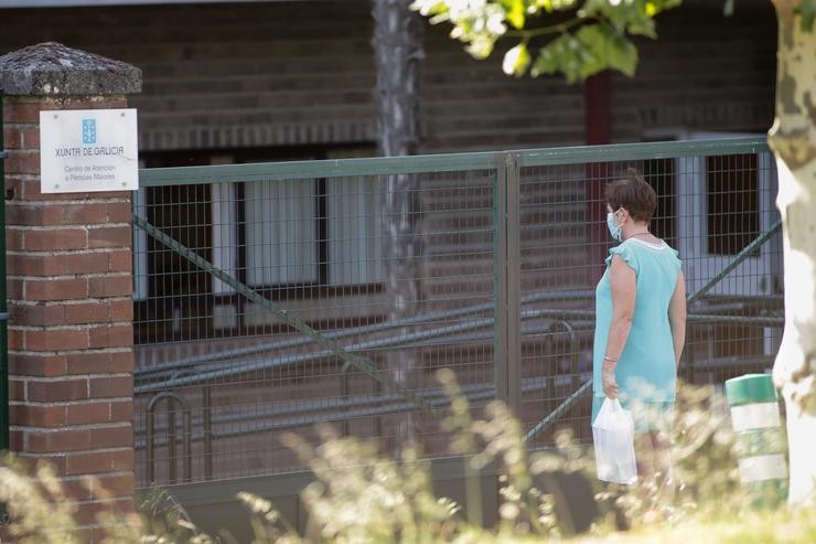 Unha familiar dun usuario do centro, na porta da residencia das Gándaras, a maior de Lugo, despois de contabilizar un total de 49 positivos, a 17 de agosto de 2021, en Lugo, Galicia (España). A maioría dos positivos son asintomáticos e un. Carlos Castro - Europa Press / Europa Press