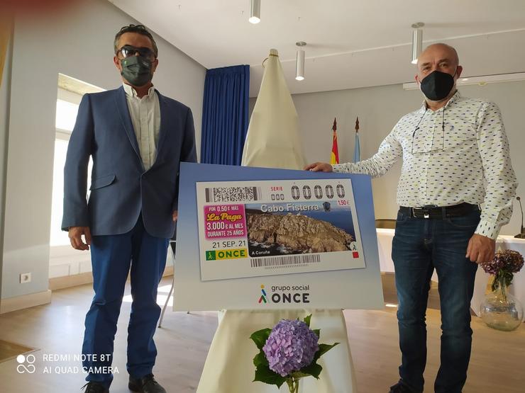 Presentación do cupón dedicado ao cabo Fisterra nun acto no que participaron o alcalde do municipio, José Marcote, e o delegado do ONCE en Galicia, Manuel Martínez Pan. ONCE 