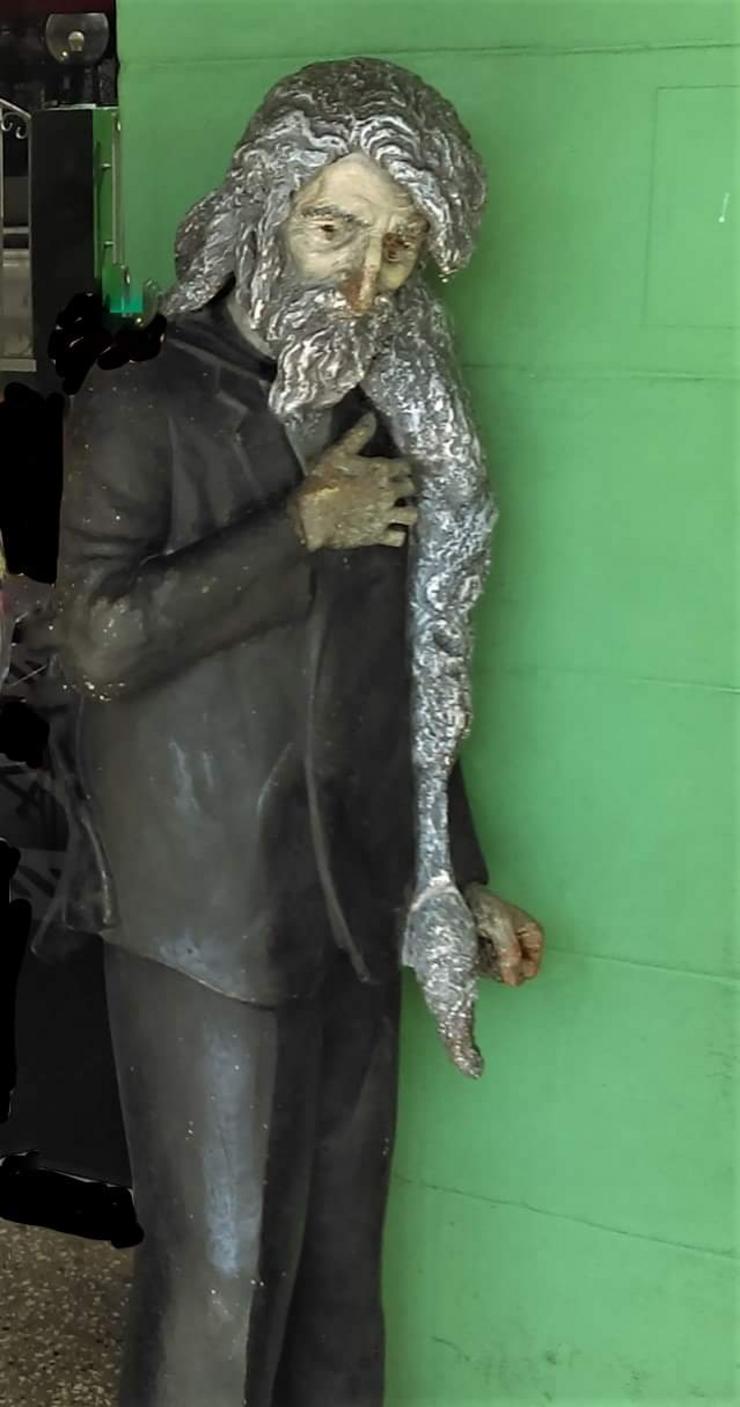 Estatua do 'Caballero' na pizzería de 23 e 12, onde el estivo motivos anos.
