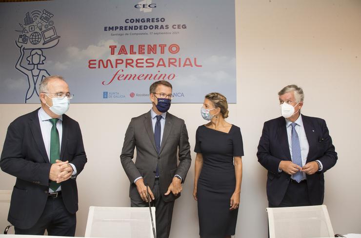 A vicepresidenta segunda do Goberno, Yolanda Díaz, xunto co presidente da Xunta, Alberto Núñez Feijóo; o alcalde de Santiago, Xosé Sánchez Bugallo (izq.), e o presidente da CEG, Juan Vieites (der.) na apertura dun congreso. MINISTERIO DE TRABALLO / Europa Press