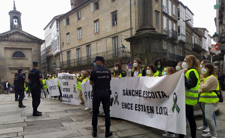 Decenas de empregadas da factoría pontevedresa Ence concéntranse ás portas dun acto celebrado en Santiago no que participou a vicepresidenta segunda do Goberno, Yolanda Díaz, e o presidente da Xunta, Alberto Núñez Feijóo / Europa Press