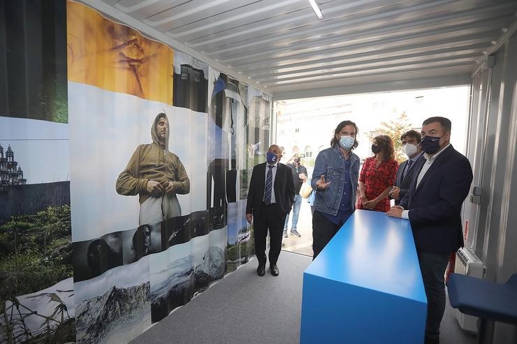 Arquivo - O conselleiro de Cultura,  Román Rodríguez, e o presidente da Autoridade Portuaria da Coruña, Martín Fernández Prado, inauguran a mostra 'Percorrer o tempo'. MONCHO FONTES - Arquivo 
