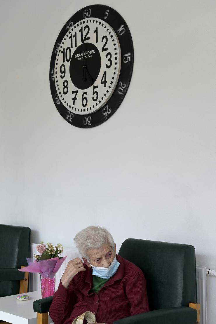 Arquivo - Unha anciá nunha das salas da Residencia de maiores de Carballo, a 19 de xuño de 2021, na Coruña. M. Dylan - Europa Press - Arquivo / Europa Press