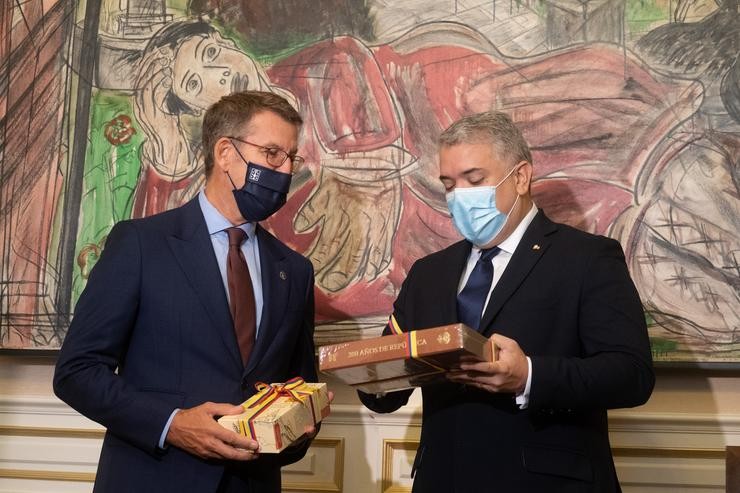 O presidente da República de Colombia, Iván Duque, e o presidente da Xunta de Galicia, Alberto Nuñez Feijoo, intercambian agasallos no Pazo de Raxoi, en Santiago de Compostela.. CÉSAR ARXINA - EUROPA PRESS