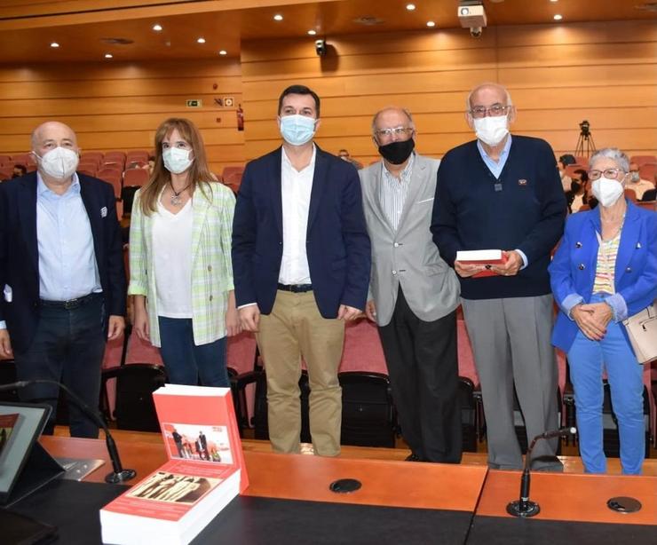 O secretario xeral do PSdeG, Gonzalo Caballero, acompañado por socialistas coruñeses presenta 'Unha viaxe á historia do socialismo coruñés do século XX e XXI'. PSDEG 