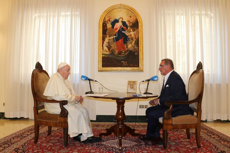 A Cadea COPE emitiu este 1 de setembro unha entrevista de Carlos Herrera ao Papa Francisco realizada en Roma, a primeira que concede o Pontífice a un medio de comunicación tras a súa operación de colon o pasado xullo.. COPE 