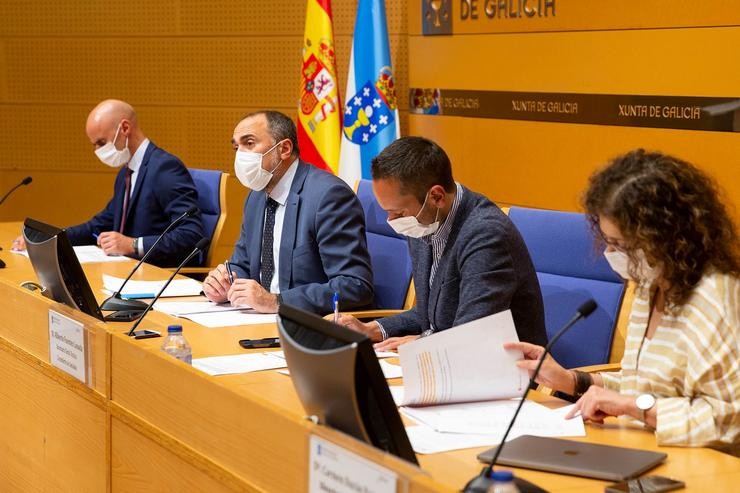 O conselleiro de Sanidade, Xullo García Comesaña, acompañado polo secretario xeral técnico, Alberto Fontes; o xerente do Sergas, José Flores; e pola directora xeral de Saúde Pública, Carmen Durán, na rolda de prensa do comité clínico. XOÁN CRESPO / Europa Press