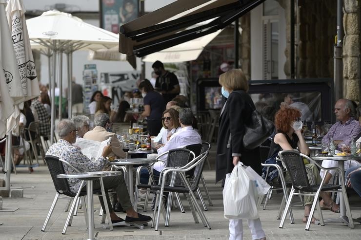 Varias persoas na terraza dun bar en Galicia.. M. Dylan - Europa Press 