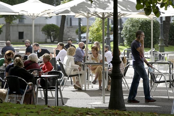 Varias persoas na terraza dun bar, a 18 de setembro de 2021, na Coruña 