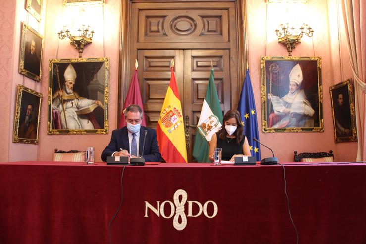A alcaldesa da Coruña, Inés Rei, e o rexedor de Sevilla, Juan Espadas, asinan un convenio. CONCELLO DA CORUÑA 