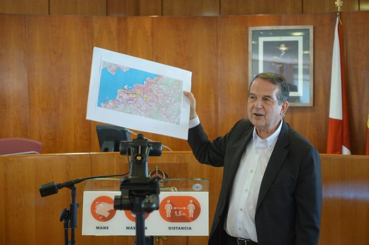 O alcalde de Vigo, Abel Caballero, mostra un plano da cidade co trazado do tren a Bouzas.. CONCELLO DE VIGO