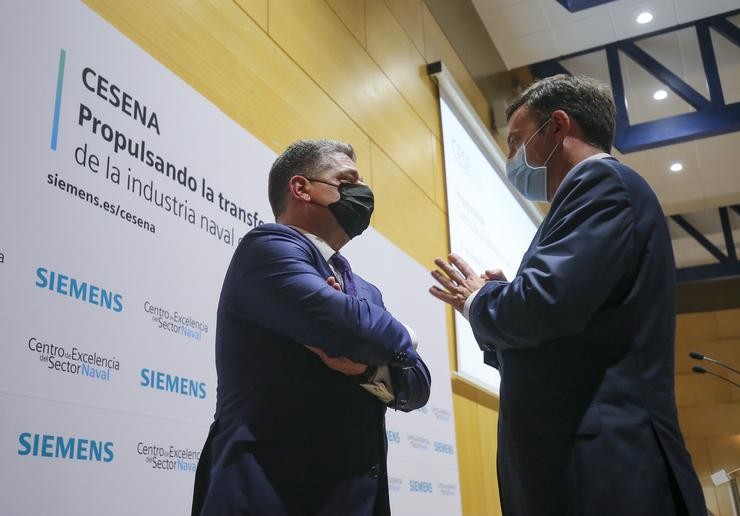CEO de Siemens en España, Miguel Anxo López (i), e o presidente de Navantia, Ricardo Domínguez (d), conversan durante a celebración do acto inaugural do Centro de Excelencia do Sector Naval (CESENA).. Mero Barral - Europa Press / Europa Press