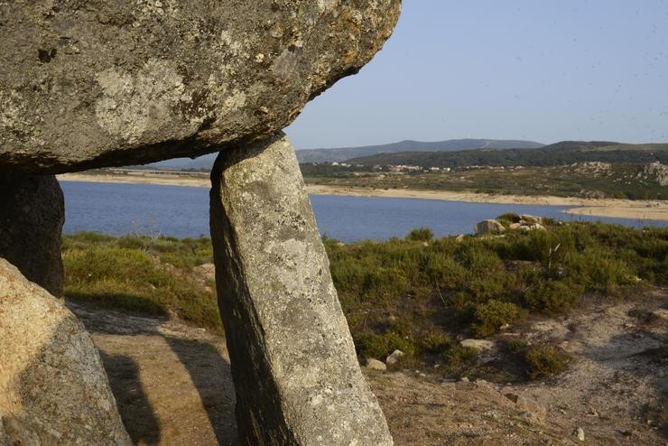 Varias rocas sobre o encoro de Salas na conca Miño-Sil, a 24 de agosto de 2021, en Galicia, (España). En Salas -en Ourense-, os informes da Xunta de Galicia indican que o seu actual nivel de ocupación é do 27,3%. No caso de Portas a súa capacidade. Rosa Veiga - Europa Press / Europa Press