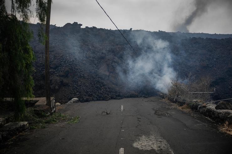 Lava do volcán chega ao núcleo urbano de Todoque, a 21 de setembro de 2021, nos Llanos de Ariadne, na Palma (Canarias) 