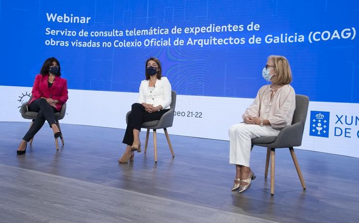 A conselleira de Medio Ambiente, Anxos Vázquez, acompañada pola directora dá Axencia para a Modernización Tecnolóxica de Galicia (Amtega), Mar Pereira, e pola decana do Colexio Oficial de Arquitectos de Galicia (COAG), Elena Ampudia, inauguran un webina. CONCHI PAZ 