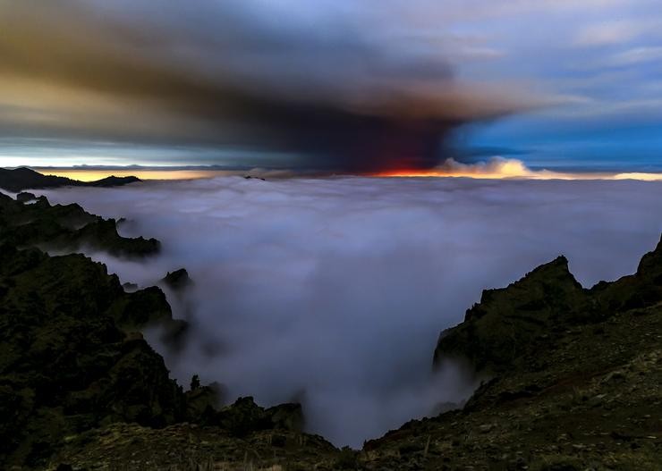 A nube de cinza e dióxido de xofre que expulsa o volcán de La Palma, a 23 de setembro de 2021.. Equipo I Love The World / Europa Press