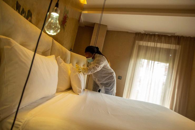 Unha camareira de hotel limpando unha habitación / EFE