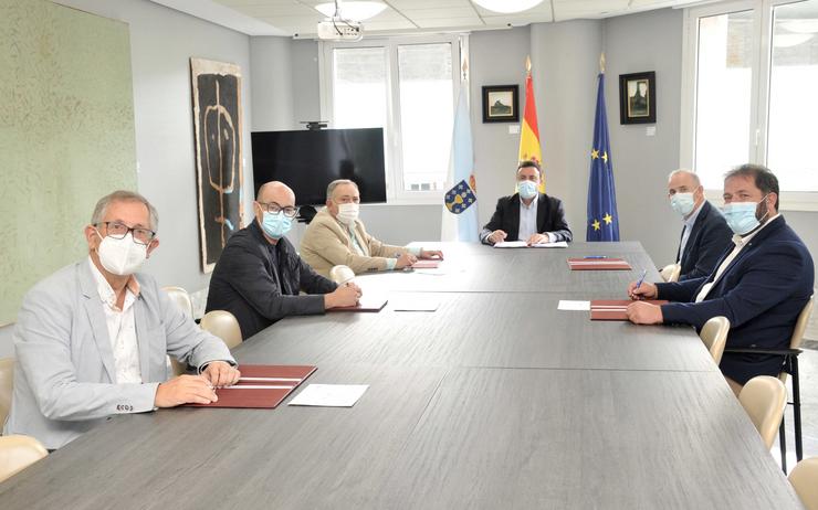 O presidente da Deputación da Coruña, Valentín González Formoso, e alcaldes asinan o convenio para impulsar o 'Proxecto Anllóns'. TORRECILLA 