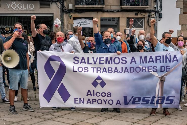 Traballadores de Alcoa, co seu Comité de Empresa á cabeza, acoden a unha concentración de apoio aos traballadores da fábrica de Vestas de Viveiro polo peche inminente da planta, na praza do Concello de Viveiro 