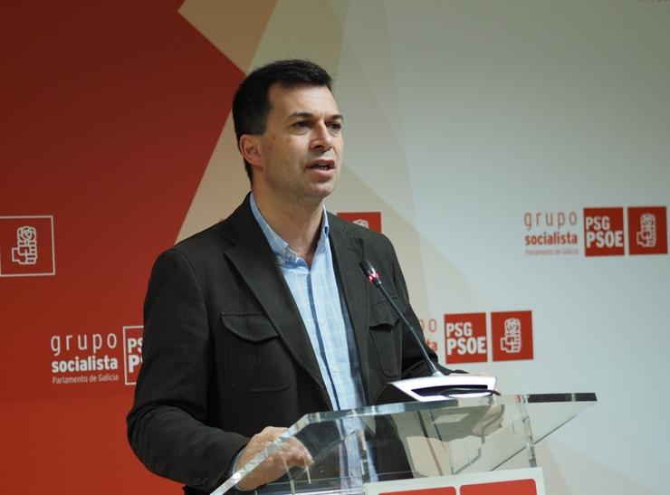 O secretario xeral do PSdeG, Gonzalo Caballero, nunha rolda de prensa no Parlamento de Galicia. PSDEG / Europa Press