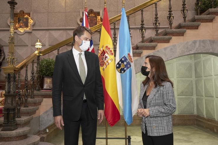 A alcaldesa da Coruña, Inés Rei, e o embaixador de Reino Unido en España, Hugh Elliot. ANDY PÉREZ / Europa Press