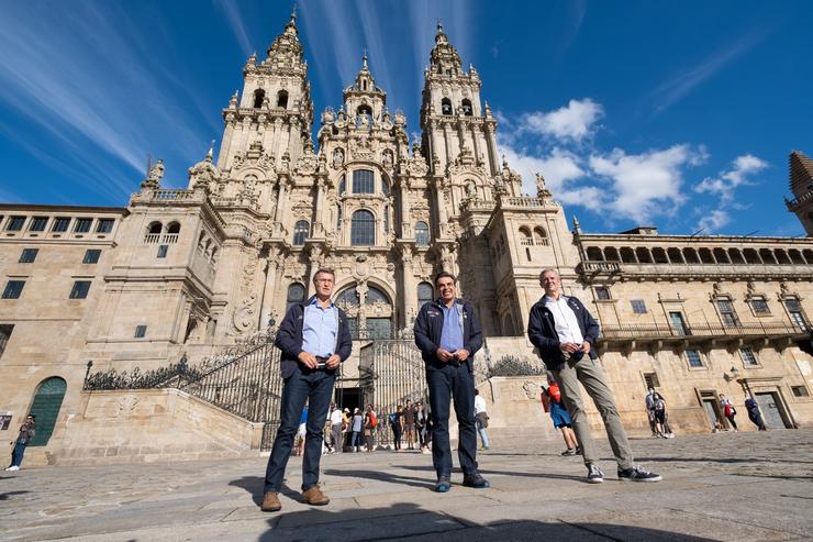 O vicepresidente da Comisión Europea, Margaritis Schinas, acompañado na Praza do Obradoiro por Alberto Núñez Feijóo e Alfonso Rueda 