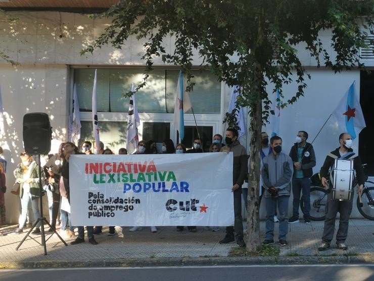 Traballadores do sindicato CUT protestan ante o Parlamento de Galicia para pedir a aprobación dunha iniciativa lexislativa popular para reducir a temporalidade no sector público.