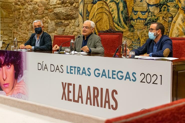 O presidente da RAG, Víctor F. Freixanes; o secretario xeral de Política Lingüística, Valentín García, e o especialista en toponimia Vicente Feijoo, presentan a campaña 