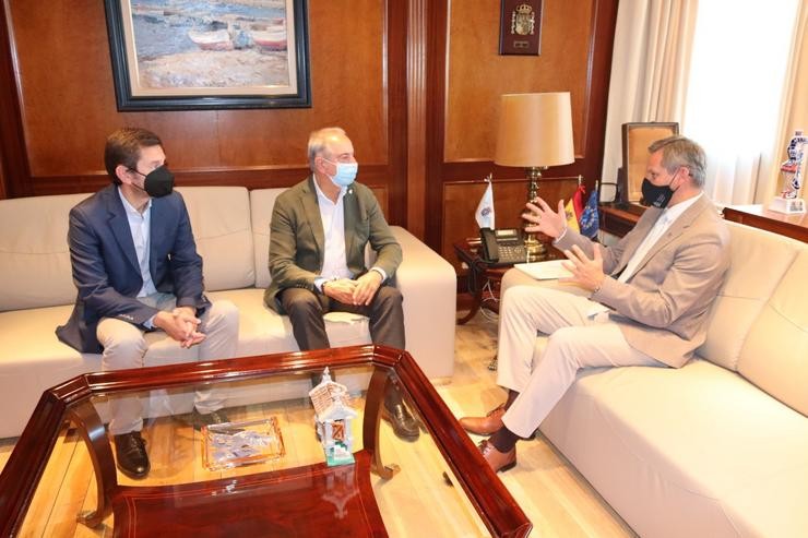 O delegado do Goberno en Galicia, José Miñones, reúnese co presidente da Cámara de Comercio da Coruña, Antonio Couceiro, e o director xeral da entidade, Manuel Galdo. DELEGACIÓN DO GOBERNO 