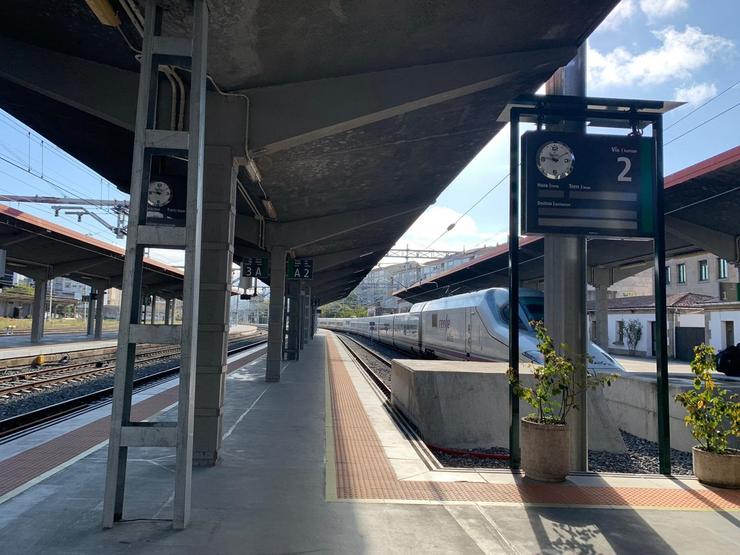Un tren S-112, empregado nas probas, estacionado esta mañá na estación de Ourense.. ADIF