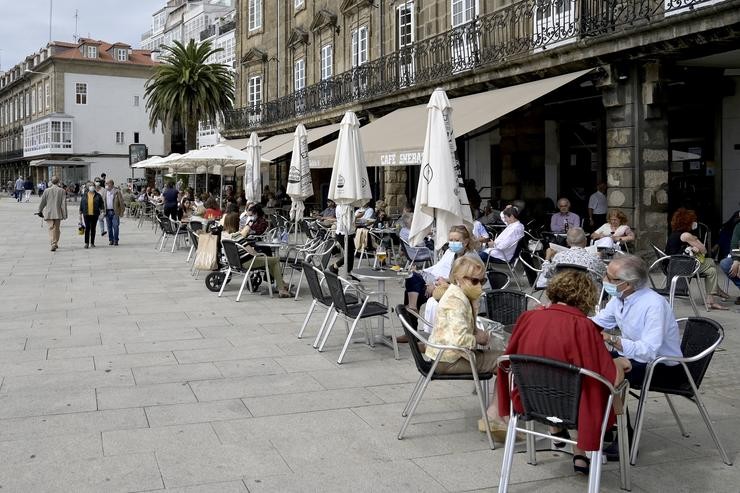 Varias persoas na terraza dun bar na Coruña.. M. Dylan - Europa Press 