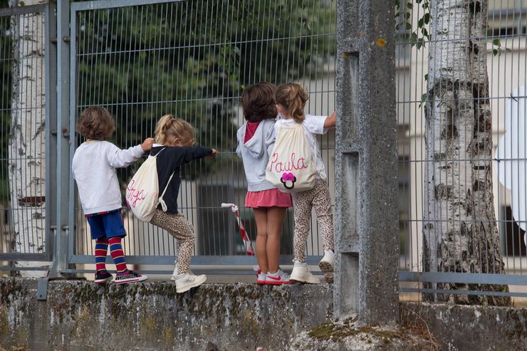 Varios nenos e nenas empolícanse ao valo dun centro no primeiro día de curso en Galicia.. Carlos Castro - Europa Press / Europa Press