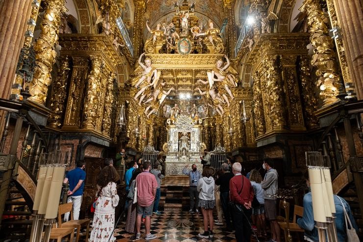 Arquivo - Un grupo de persoas durante unha visita guiada nocturna na Catedral de Santiago. César Arxina - Europa Press - Arquivo