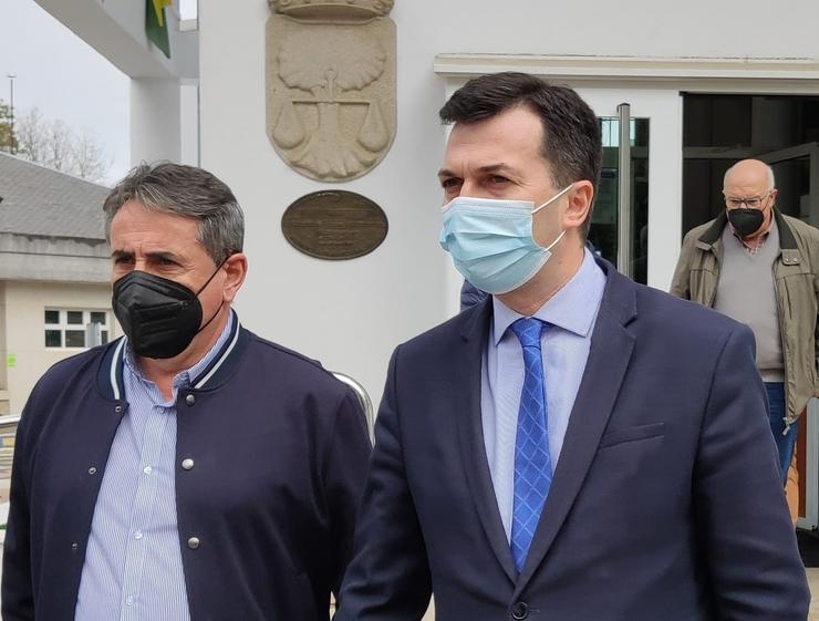O secretario xeral do PSdeG, Gonzalo Caballero, nunha visita a Oroso (A Coruña) xunto ao alcalde, Luís Rei. PSDEG / Europa Press