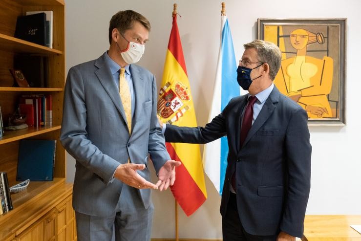 O presidente da Xunta, Alberto Núñez Feijóo, reúnese co embaixador do Reino Unido, Hugh Elliott. DAVID CABEZÓN / XUNTA / Europa Press